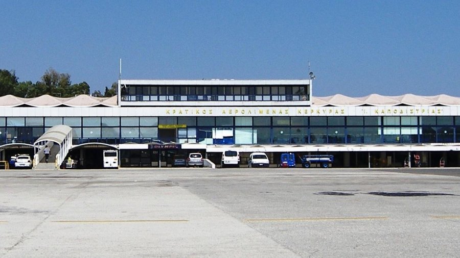Bllokohen përkohësisht aeroportet e Korfuzit dhe Santorinit, shkak rinovimi i pistave 