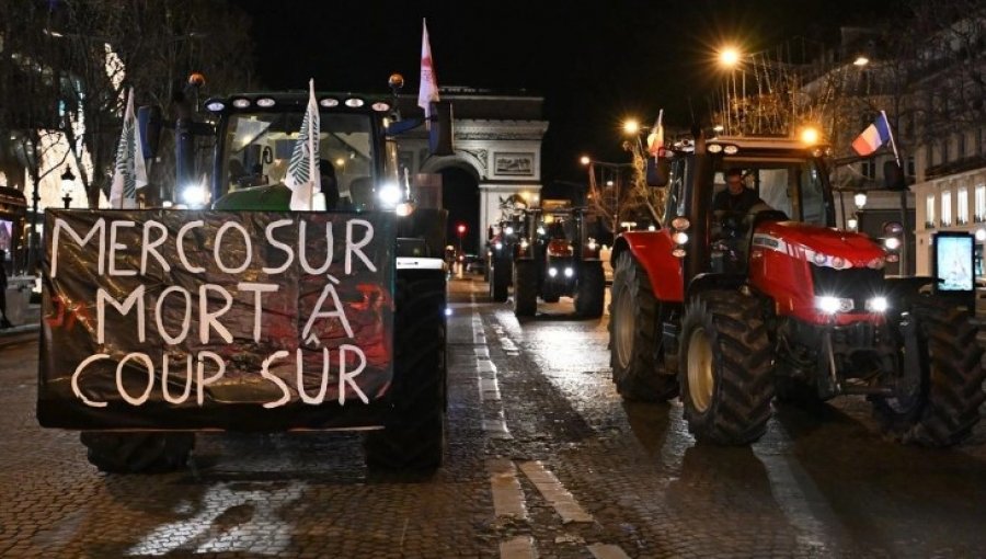 Demonstratë e re nga fermerët francezë kundër marrëveshjes BE-Mercosur, dalin me traktorët e tyre përpara Parlamentit në Paris 
