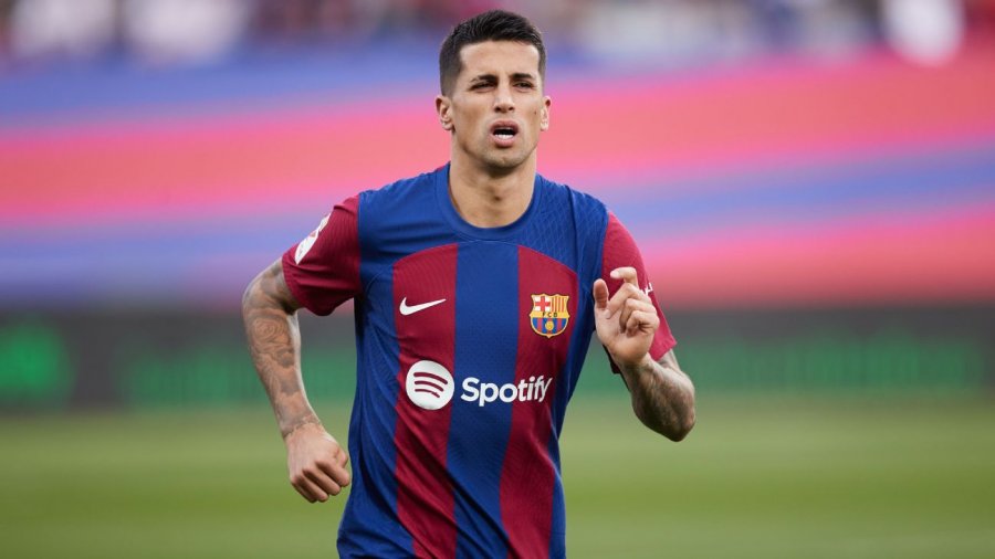 Joao Cancelo rikthehet te Barcelona, por kush do t’ia lërë vendin? Zgjidhjet e mundshme për Hansi Flick