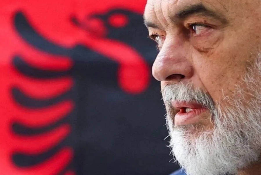 Vendi në pikë kthese/ Revolucioni në Shqipëri – një mundësi për ndryshim