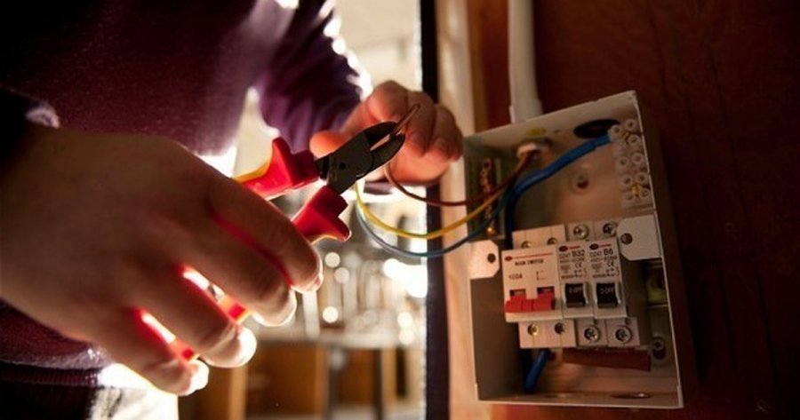 Po riparonin difektin në kabinën elektrike, dy elektricistë plagosen gjatë punës në Lezhë