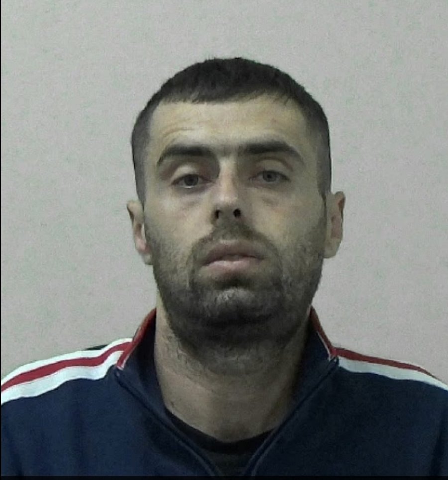 Shqiptarit s’i ecën fati në Britani/  EMRI - U gjet i fshehur në pjesën e pasme të një kamioni, deportohet për të 5-ën herë