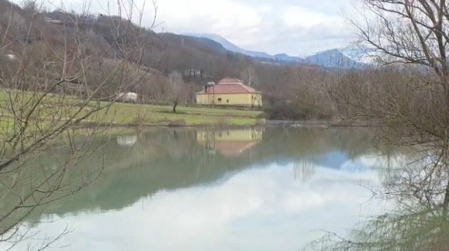 Niveli i ujit në liqenin e Ulzës arrin pikën maksimale, përmbytet kabina elektrike në Urakë
