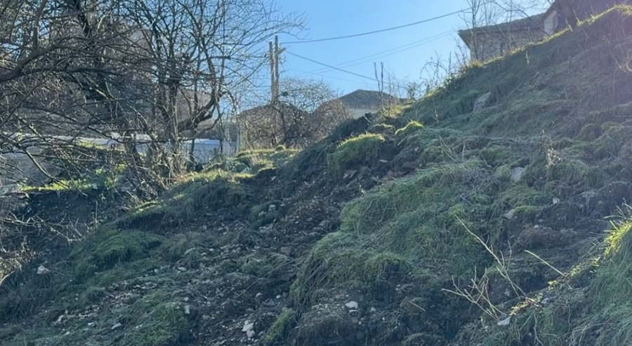 Lagjet në Gjirokastër të izoluara për shkak të rrëshkitjeve të dheut nga moti i keq