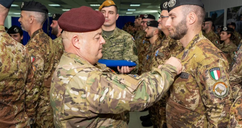 Pejë: KFOR-i i dekoron me medalje ushtarët që treguan profesionializëm të lartë