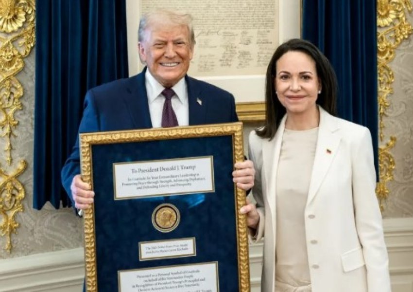 FOTO- Fituesja e Çmimit Nobel për Paqen nga Venezuela ia dorëzon medaljen e saj Donald Trump 