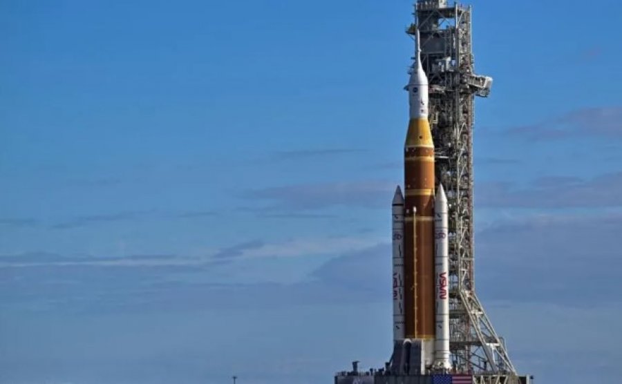 Raketa gjigante e NASA mbërrin në platformën e nisjes për misionin drejt Hënës