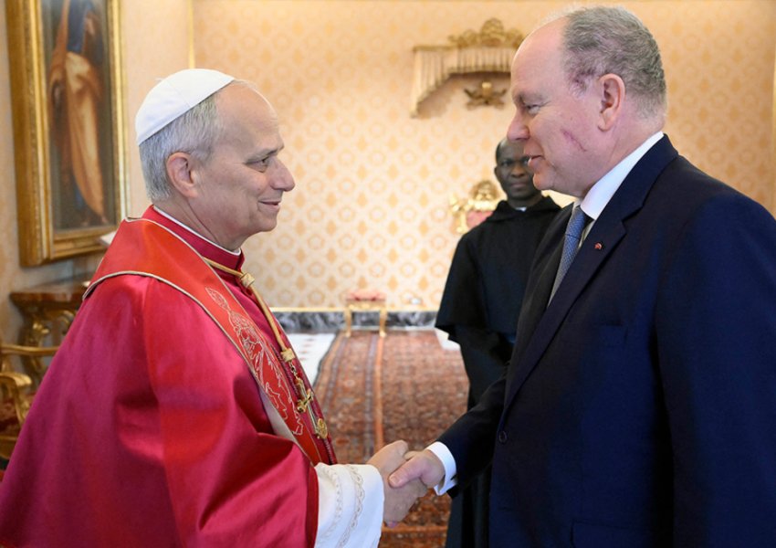 Shenja të dukshme në fytyrë, çfarë po ndodh me princin e Monakos? Albert II merr vëmendjen gjatë takimit me Papa Leonin 
