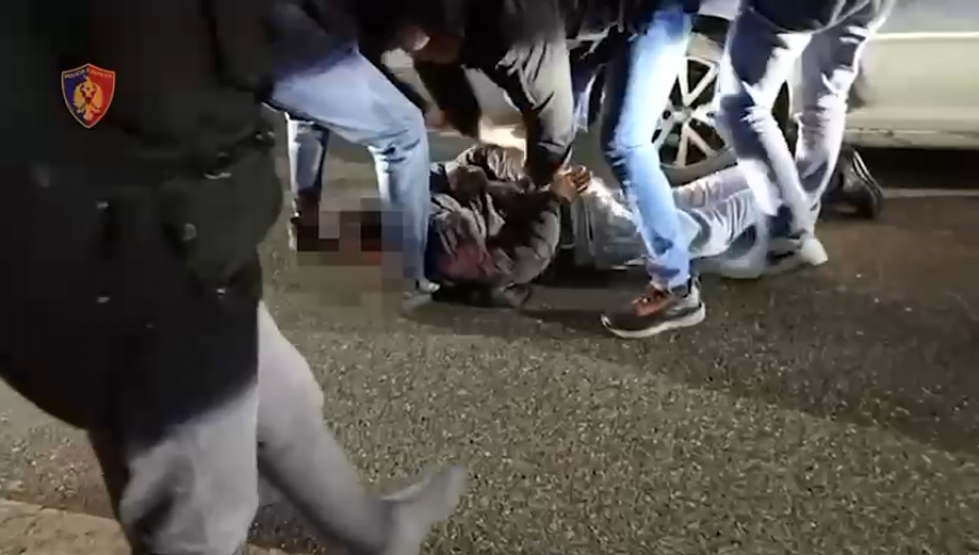 Transportonte emigrantë egjiptianë drejt Kukësit, arrestohet 31-vjeçari