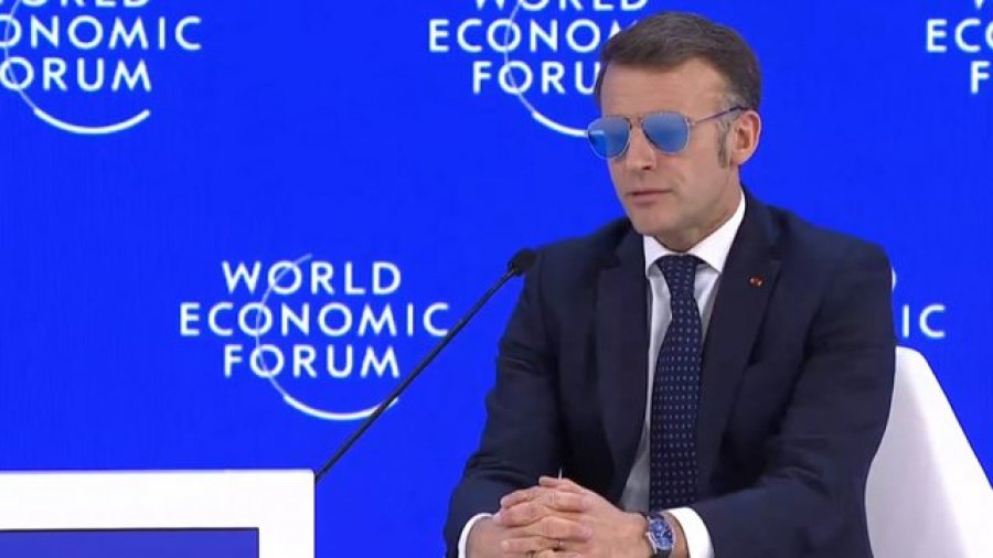 Emmanuel Macron shfaqet me syze dielli në Davos
