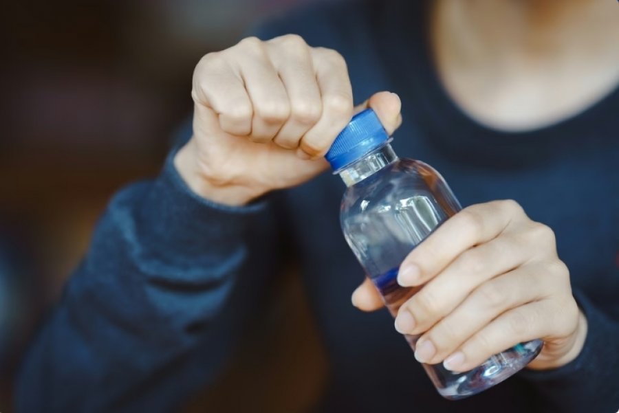 Studimi tregoi pse duhet të ndalojmë së piri ujë nga paketimet plastike