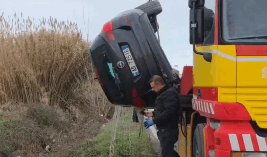Tentoi të parakalonte, makina bie në kanal në aksin Fier-Seman
