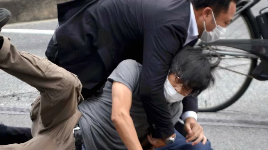 Vrau ish-kryeministrin japonez, dënohet me burgim të përjetshëm autori