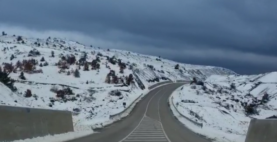Reshjet e borës krijojnë vështirësi në qarkullim në Qarkun e Korçës, ndërpreje energjie në disa zona