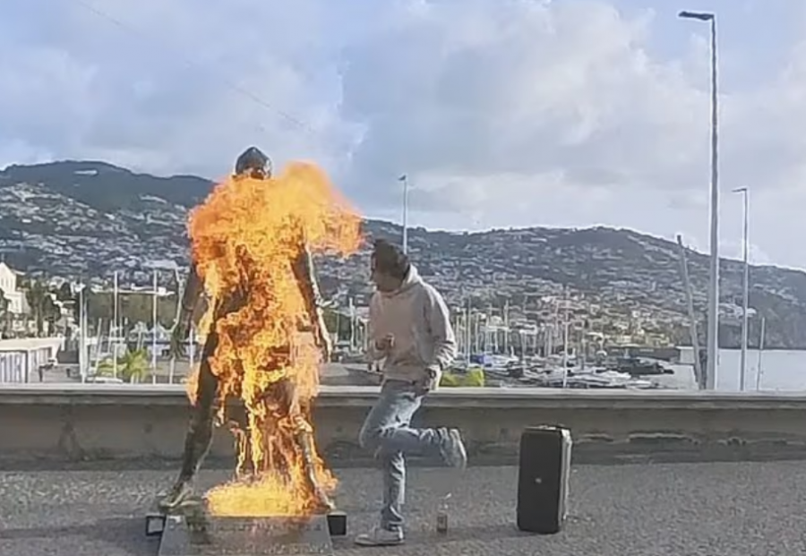 VIDEO/ I vihet flaka statujës së Cristiano Ronaldos, autori filmon aktin vandal
