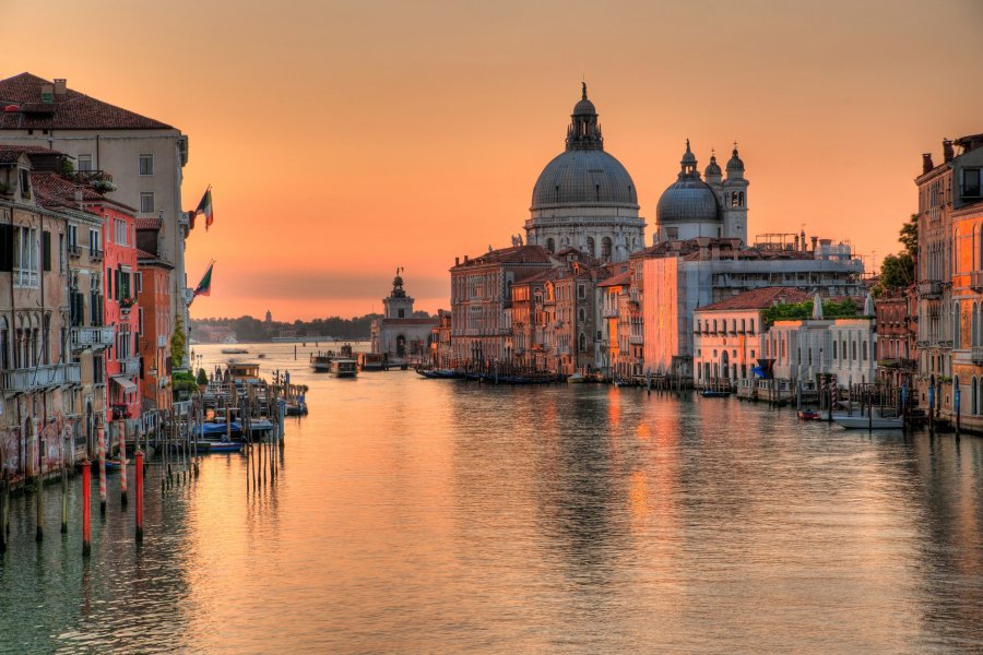 Venecia e gondolave, kanaleve dhe dashurisë