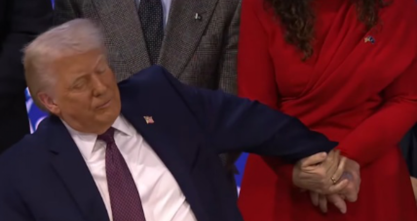 Liderët e shteteve prapa, Trump ia shtrëngon duart presidentes Osmani pasi nënshkruan rezolutën për Bordin e Paqes