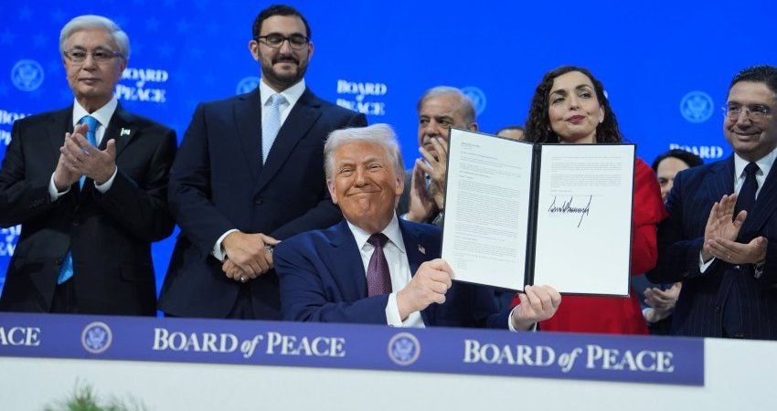 Kosova nënshkruan pjesëmarrjen në Bordin e Paqes të Trumpit në Davos/ Trump dhe Osmani bisedojnë ngrohtësisht