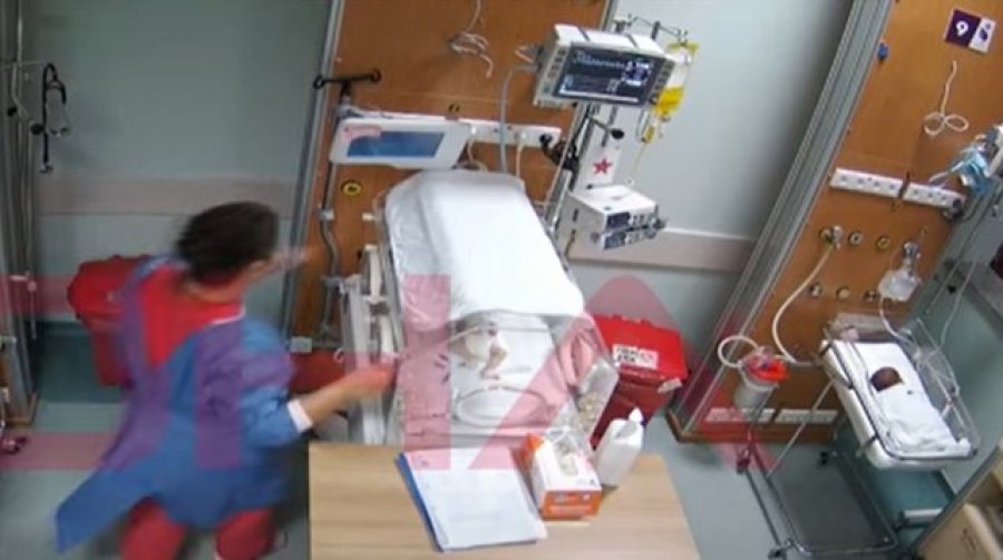 Pamje tronditëse nga një maternitet/ Infermierja dhunon brutalisht një bebe 5-ditëshe, foshnja pëson paralizë