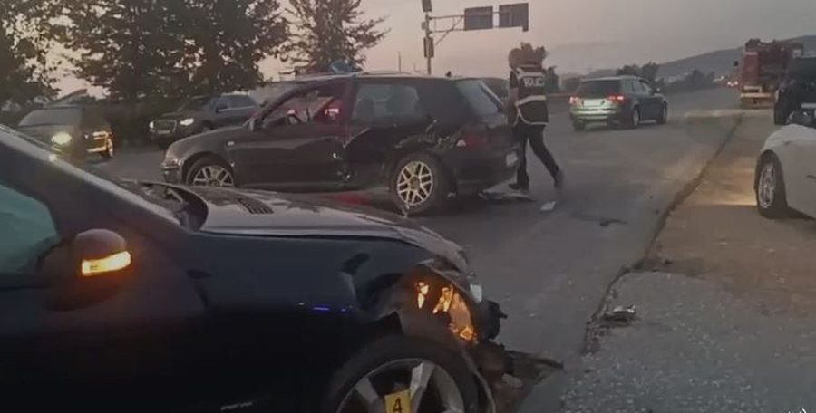 Përplasen dy makina në Durrës, plagosen 5 persona