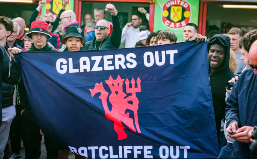 Tifozët e Manchester United organizojnë protestë kundër Glazer dhe Ratcliffe para ndeshjes me Fulhamin
