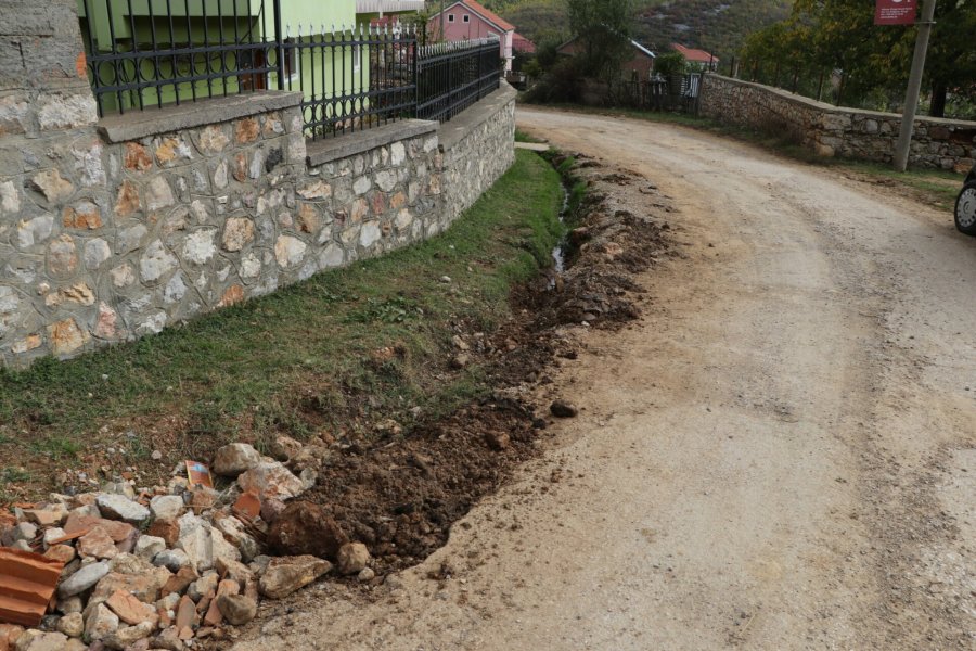 Banorët e lagjes 'Ferme' në Cerrik: Mungesa e investimeve në infrastrukturën rrugore po na rrezikon jetën