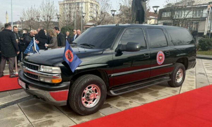 ‘E ruaj me pasion’- vetura e Rugovës ende ruhet nga ish-truproja e tij, Esat Geci