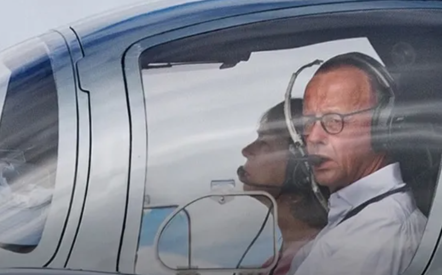 Tentuan të ngjyrosnin rozë avionin e kancelarit Merz, arrestohen 3 gjermanë