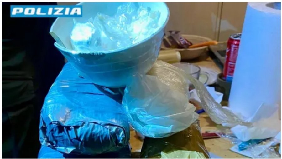 U arrestua në Ankona me rreth 2.5 kilogramë kokainë, si 35-vjeçar shqiptari e fshite drogën brenda vezëve të njohura 'Kinder'