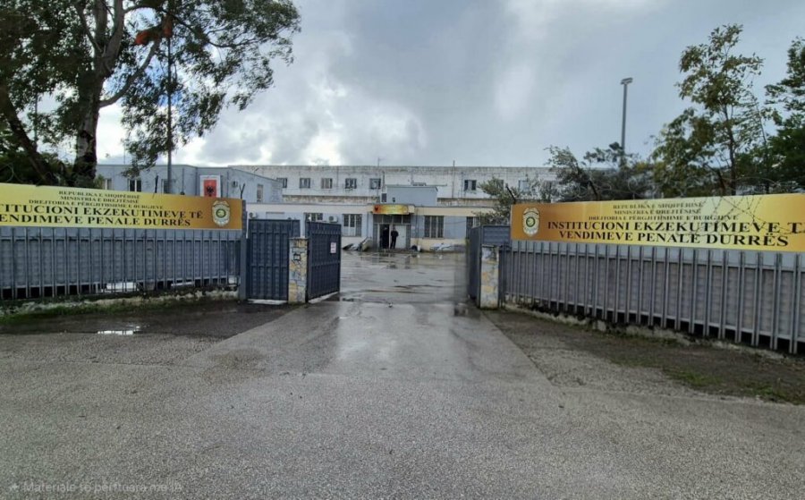 Punonjësit të burgut të Durrësit i vjedhin armën në shtëpi