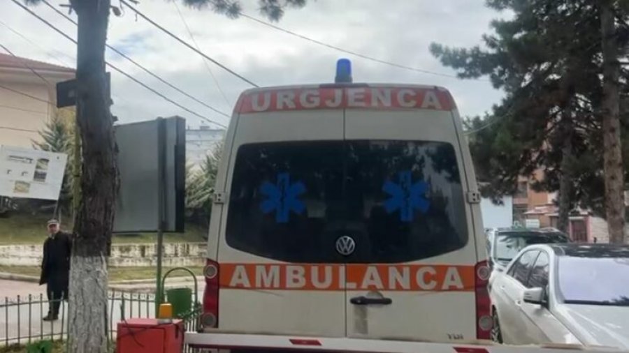 Aksident në rrugën e Arbrit/ Makina përplaset me murin mbrojtës, plagoset 45-vjeçarja