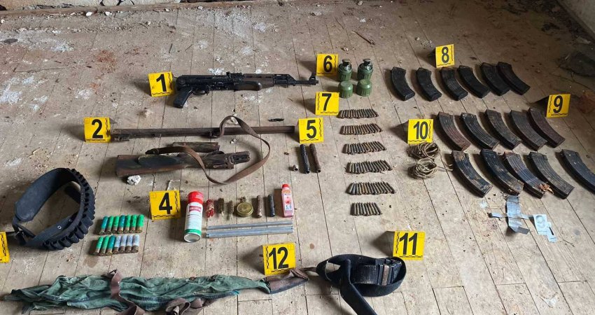 Policia gjen armë, municion dhe granata dore në një shtëpi të braktisur në Zveçan 