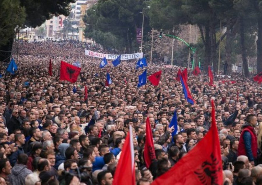 Protesta kombëtare e opozitës/ Qytetarët në këmbë, me qindra nisen nga Vlora dhe Fieri