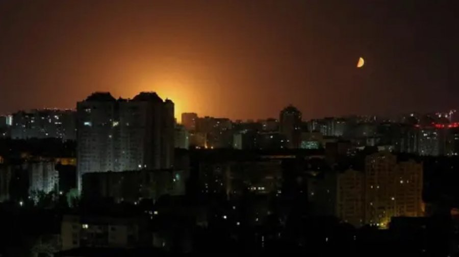 Droni ukrainas goditi një depo nafte ruse, 150 ekipe shpëtimi luftojnë me zjarrin