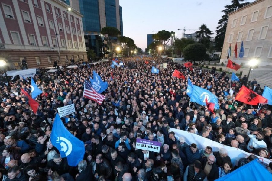 Protesta kombëtare e opozitës/ Alimehmeti: Diktaturat nuk hiqen me votë, por me përballje…