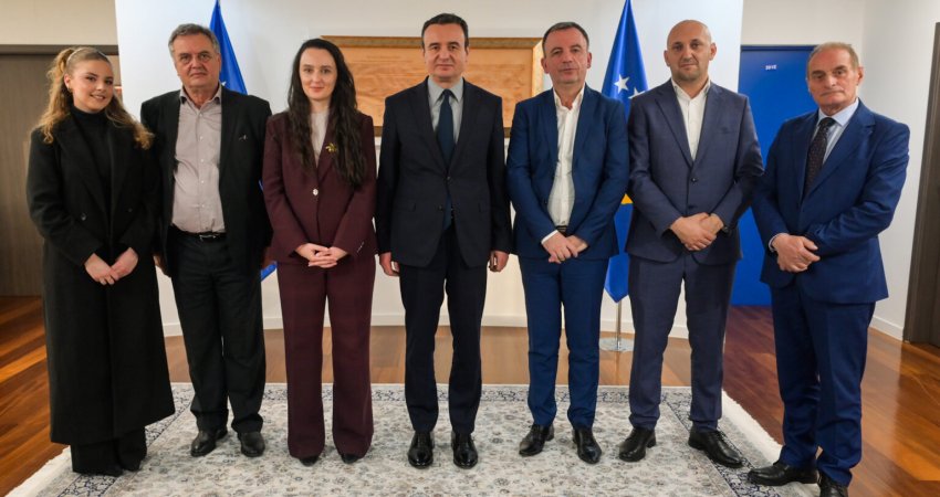Kurti kthehet nga Davos, njofton për një takim me një grup krijuesish shqiptarë nga Mali i Zi