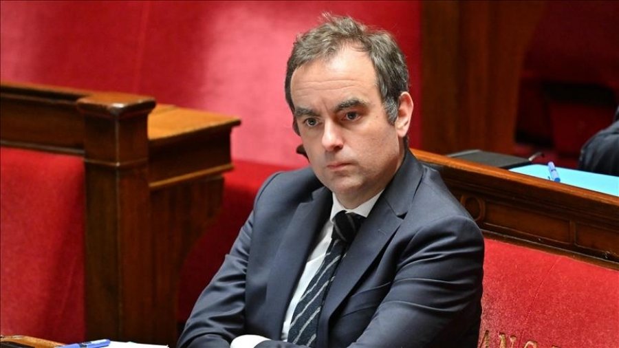 Kryeministri francez shqyrton mundësinë e riorganizimit të kabinetit pas miratimit të buxhetit