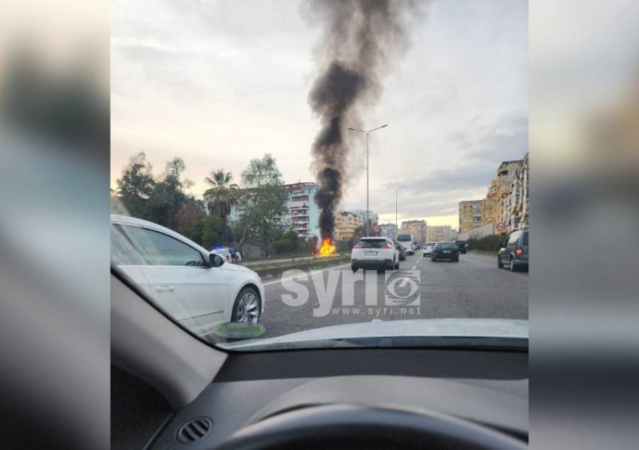Tiranë/ Merr flakë një makinë pranë Kopshtit Botanik