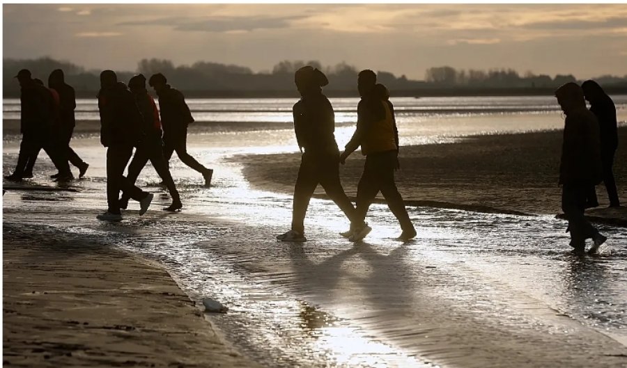 Franca arreston dy aktivistë britanikë për fushatë anti-migrante