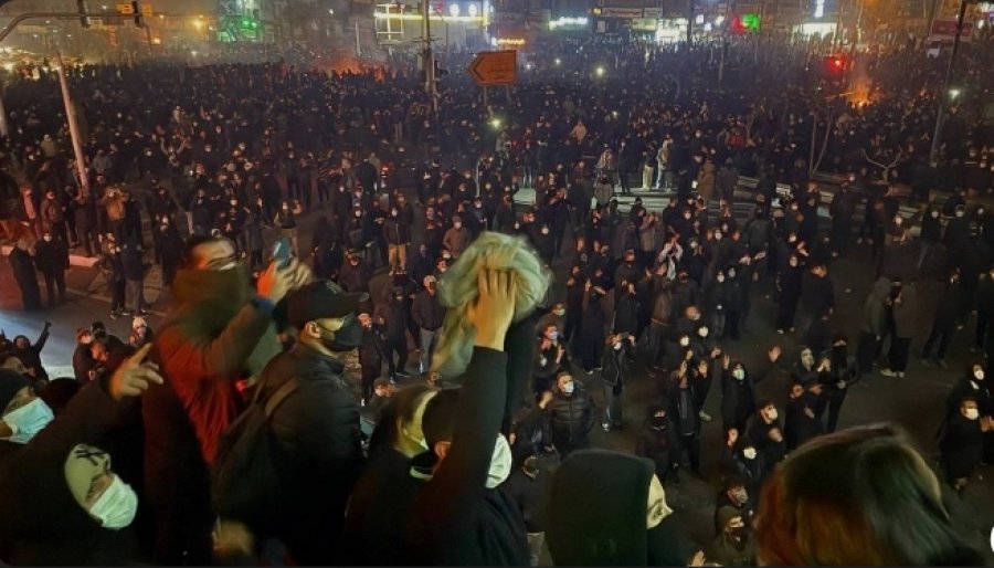 Regjimi iranian lëshoi ​​urdhra në të gjithë vendin për të qëlluar me armë, ndërsa numri i të vdekurve në protesta rritet