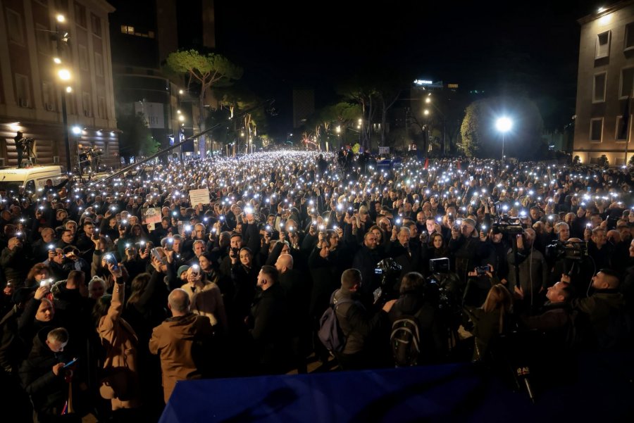 Protesta - Berisha: Drita e Uraganit që ngrohu zemrat e shqiptarëve dhe tmerroi shpirtin katran të Ramaduros