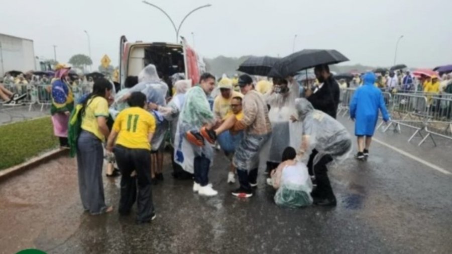VIDEO/ Rrufeja godet tubimin e mbështetësve të Bolsonaro-s në Brazil, të paktën 30 të plagosur