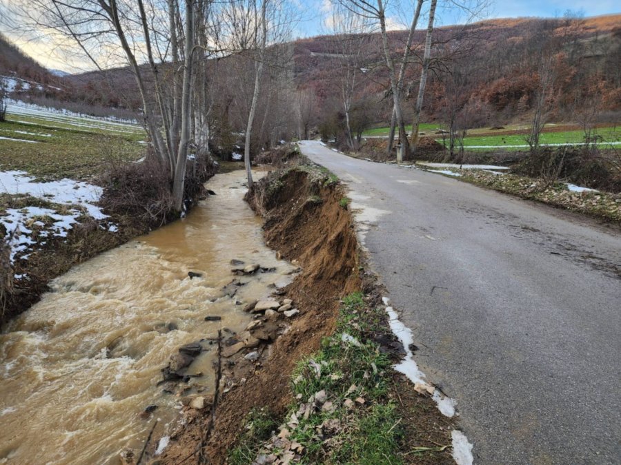 FOTO/ 1 vit e gjysëm pas dëmtimit, shembet rruga që lidh fshatrat Kakaç dhe Verçun