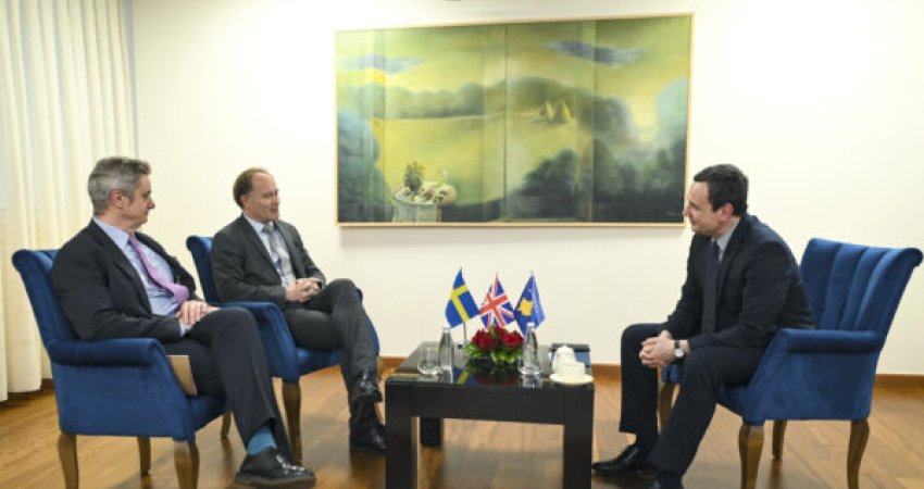 Ambasadori i Britanisë dhe ai i Suedisë i shkojnë në zyrë Kurtit, sundimi i ligjit e formimi i institucioneve në fokus të diskutimit