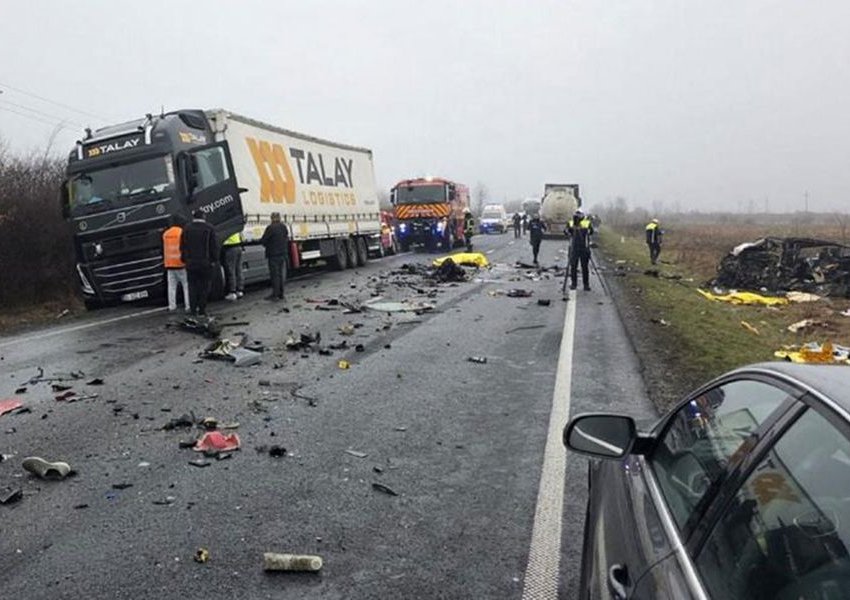 VIDEO - PAMJET E RENDA/ Tragjedi rrugore në Rumani, humbin jetën shtatë tifozë të PAOK-ut 