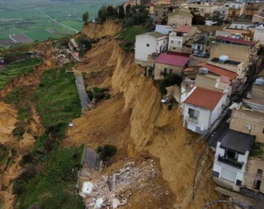 Pamje të frikshme nga Siçilia! Shtëpitë si lego, qyteza rrëshqet poshtë kodrës