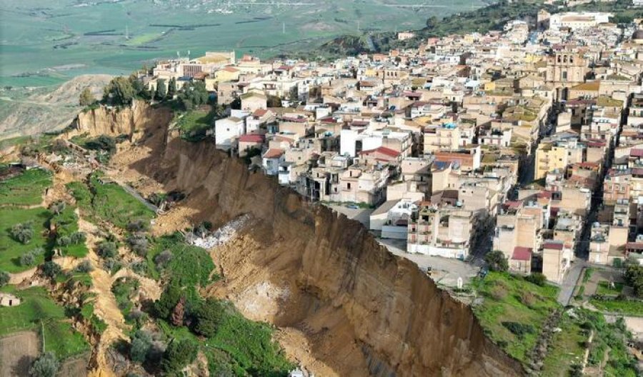 Rrëshqitjet e dheut 'gjunjëzojnë' Jugun e Italisë/ Niscemi, qyteti më i goditur! Kush ka shtëpi aty, s'do të kthehet më