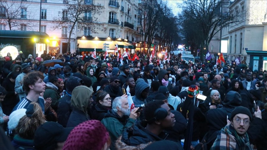 Mijëra njerëz marshojnë në Paris për vdekjen e punëtorit emigrant gjatë paraburgimit nga policia