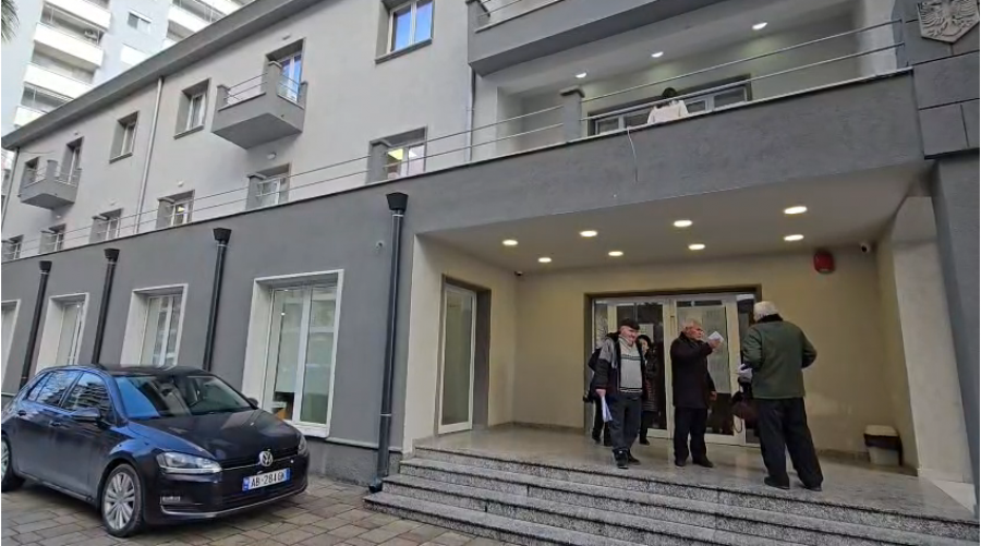 Presion mbi punonjësit e Hipotekës Vlorë, pezullohet puna pas peticionit