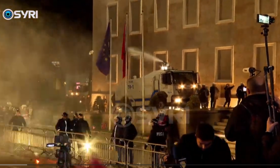 24 janari/ U arrestuan e dhunuan nga policia, sot dalin para gjykatës protestuesit e opozitës